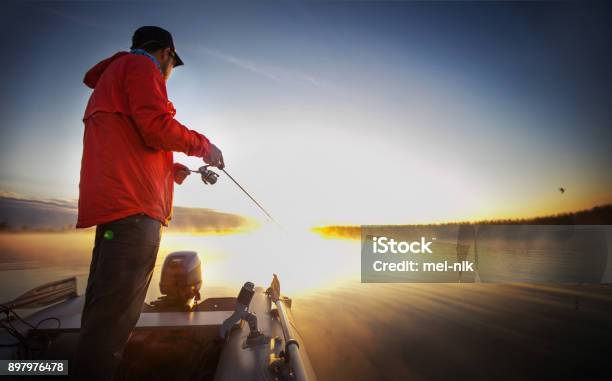 Pesca Al Atardecer Hombre Pescando En Un Lago Foto de stock y más banco de imágenes de Barco pesquero - Barco pesquero, Pescar, Lago