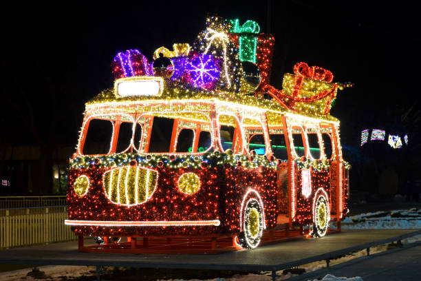 luces de navidad en el viejo modelo de autobús - public transportation winter bus front view fotografías e imágenes de stock