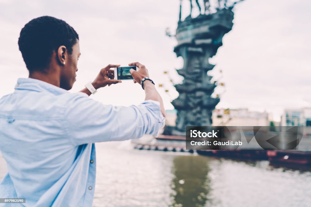 Imagen De Vista Trasera Del Hombre Vestido Con Camisa Tratando De Hacer Buena Fotografía De Showplace Caminando Cerca Al Río Foto De Hombre Americano Afro Teniendo De Paisaje En La Cámara Del Imagen De Vista Trasera Del Hombre Vestido Con Camisa Tratando De Hacer Buena Fotografía De Showplace Caminando Cerca Al Río Foto De Hombre Americano Afro Teniendo De Paisaje En La Cámara Del