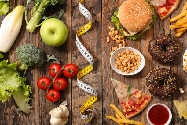 fast food oder reformhaus - ungesunde ernährung stock-fotos und bilder