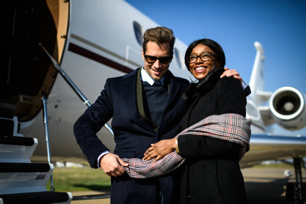 istock Couple at the airport 898021366