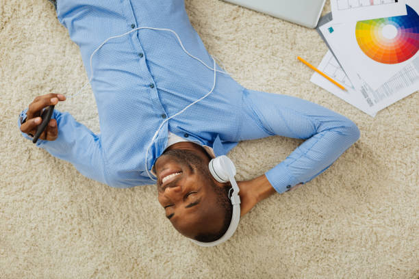 istock Alert man having a day off and relaxing 898021978