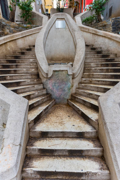 camondo stairs (turco: kamondo merdivenleri) nel distretto di galata a istanbul, turchia. le scale salgono sulla collina dalle banchine di galata e viale delle banche. - camondo foto e immagini stock