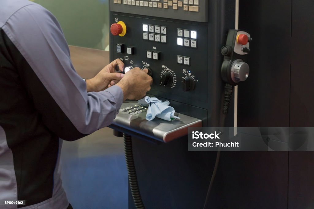 El Operador Cnc Operar La Máquina Cnc Foto de stock y más banco de imágenes de Adulto - Adulto, Agente de servicio al cliente, Automatizado - iStock El Operador Cnc Operar La Máquina Cnc Foto de stock y más banco de imágenes de Adulto - Adulto, Agente de servicio al cliente, Automatizado - iStock