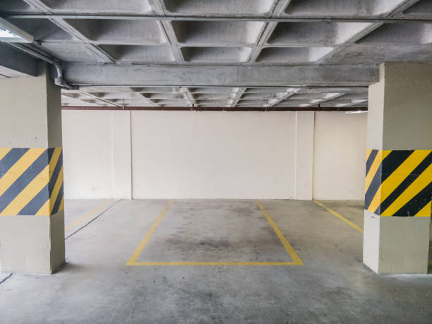 lugar de estacionamento de prioridade de garagem de estacionamento vazio - building feature parking garage stationary built structure - fotografias e filmes do acervo