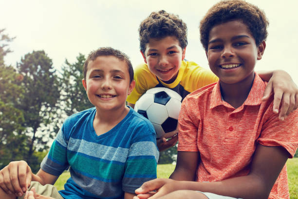 istock Happy friends makes happy days 898062576