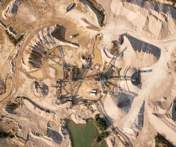 vista aérea de la piedra machacada de la mina la máquina - rock quarry fotografías e imágenes de stock