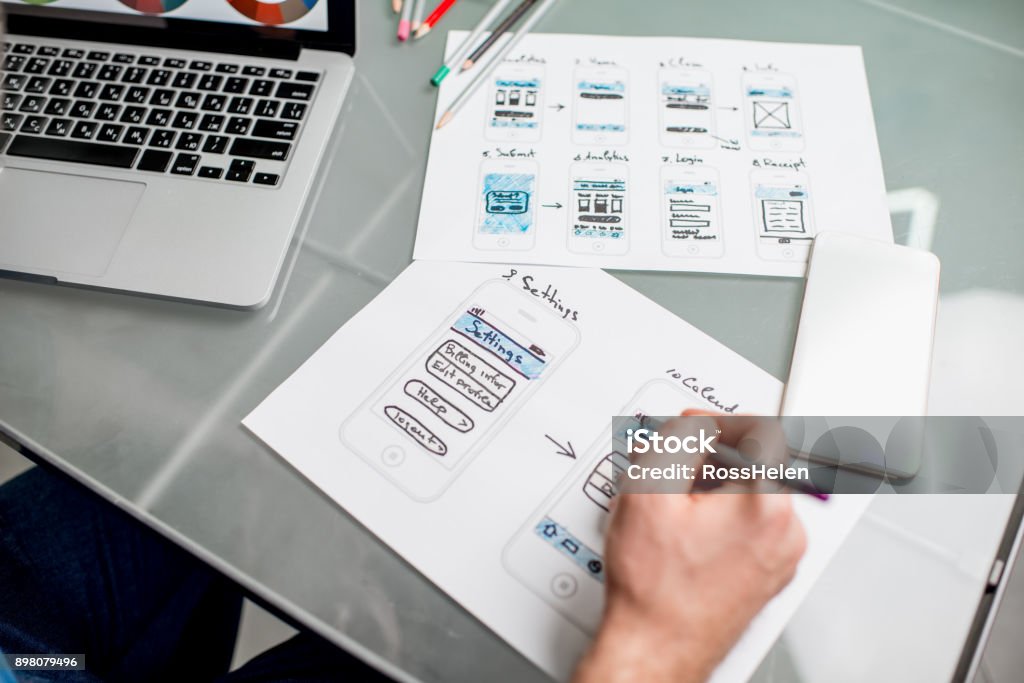 User experience designer che lavora in ufficio - Foto stock royalty-free di Competenza