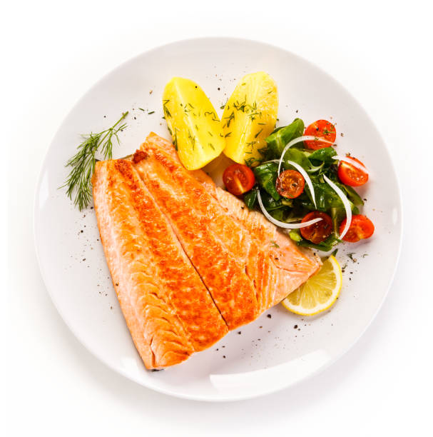 рыбное блюдо - стейк из лосося и овощи - fish plate dishware dinner стоковые фото и изображения