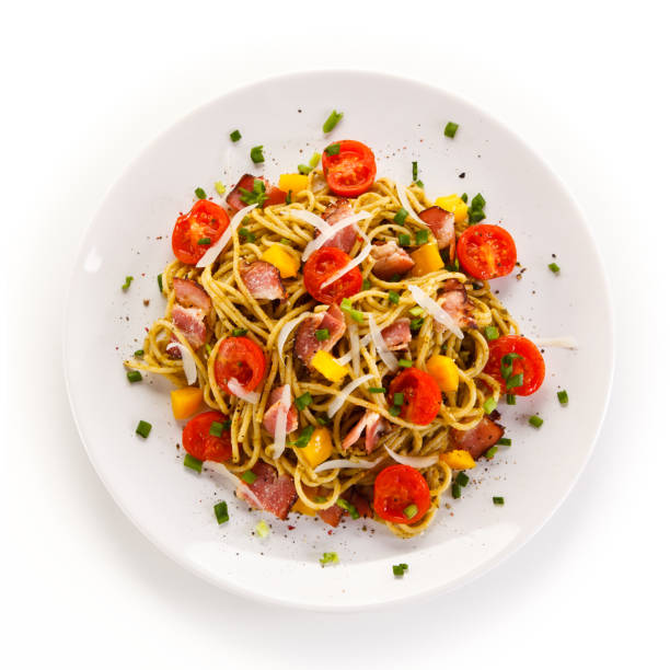 паста с мясом, томатным соусом и овощами - spaghetti sauces pasta vegetable стоковые фото и изображения