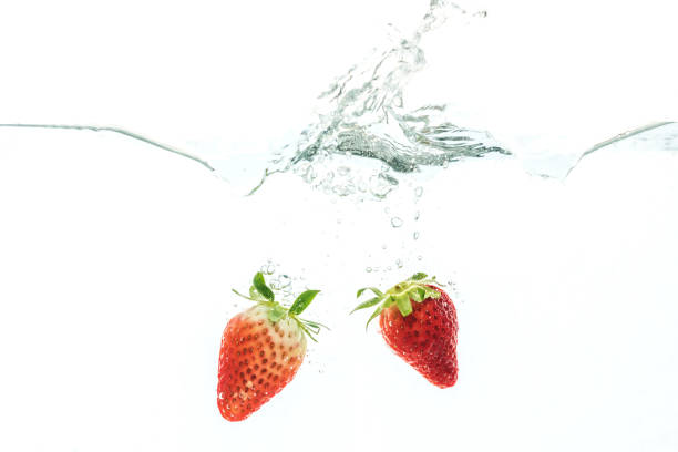 istock Fresh strawberries in the water 898102554