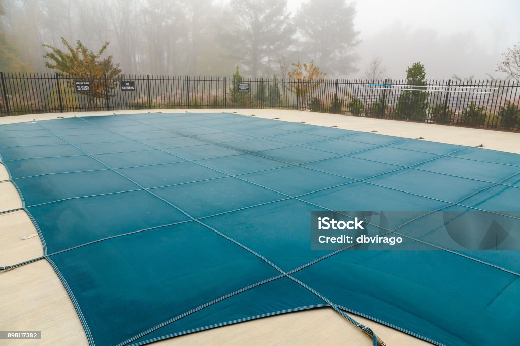 Piscina cubierta en niebla - Foto de stock de Piscina libre de derechos