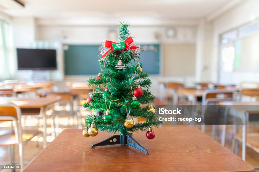 Foto de Árvore De Natal Na Sala De Aula e mais fotos de stock de Natal -  Natal, Educação, Escola - iStock