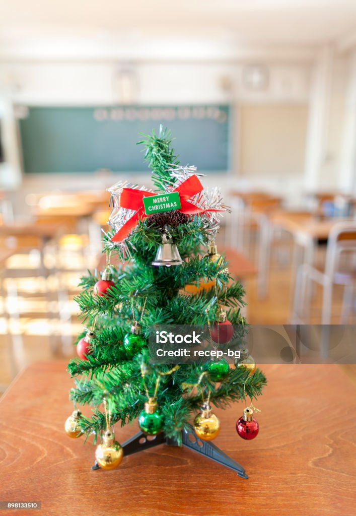 Foto de Árvore De Natal Na Sala De Aula e mais fotos de stock de Sala de  aula - Sala de aula, Árvore de Natal, Educação - iStock