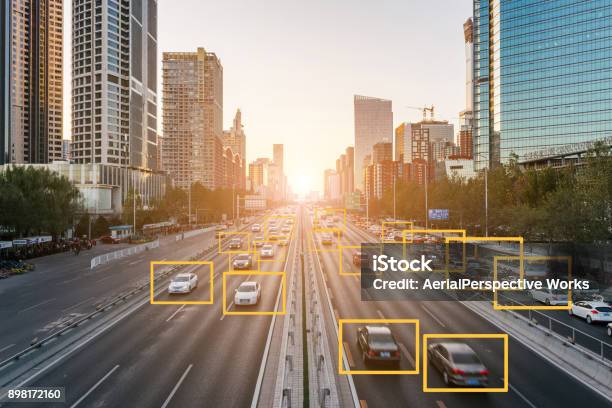 Aprendizaje Profundo De La Ciudad Foto de stock y más banco de imágenes de Inteligencia - Inteligencia, Tráfico, Inteligencia artificial