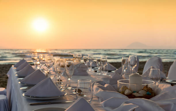 lussuosa configurazione del tavolo da pranzo sulla spiaggia - champagne wedding luxury dinner foto e immagini stock