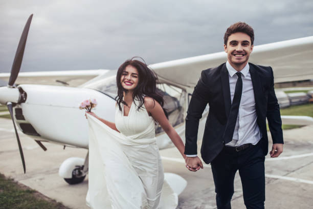 istock Couple near plane. 898185552