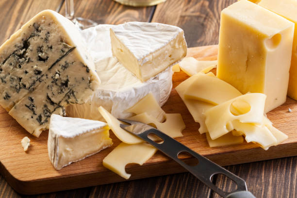 reihe von verschiedenen käsesorten - käse stock-fotos und bilder