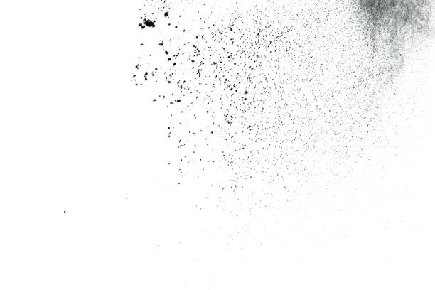 взрыв черного порошка. частицы древесного угля брызгали на белом фоне. крупным планом частиц черной пыли всплеск изолированных на заднем п� - powder make up стоковые фото и изображения