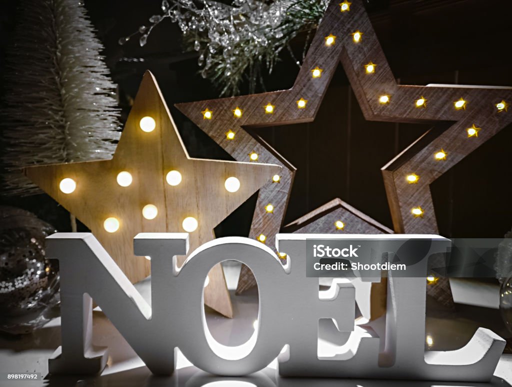 Từ Noel Được Làm Bằng Chữ Gỗ Trên Nền Được Chiếu Sáng Bằng Các Ngôi Sao Trang Trí Giáng Sinh Hình ảnh Sẵn có - Tải xuống Hình ảnh Ngay bây giờ - Từ Noel Được Làm Bằng Chữ Gỗ Trên Nền Được Chiếu Sáng Bằng Các Ngôi Sao Trang Trí Giáng Sinh Hình ảnh Sẵn có - Tải xuống Hình ảnh Ngay bây giờ -