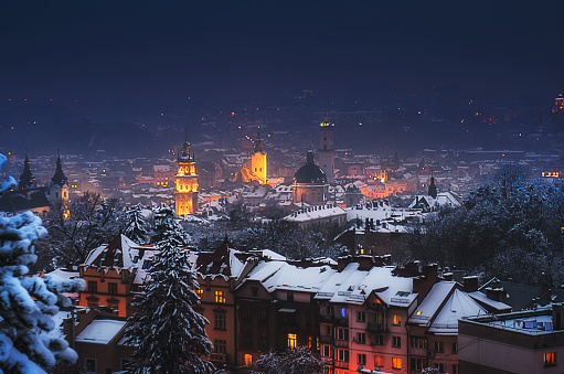 Invierno panorama y vista aérea de la colina del León en el centro de la ciudad de Lviv, Ucrania. Ciudad antigua y edificios con techos cubren de nieve photo