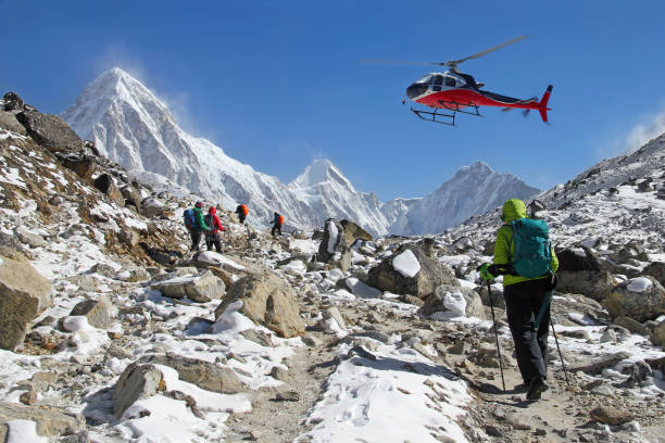 히말라야에서 등산객의 goup - rescue helicopter mountain snow 뉴스 사진 이미지