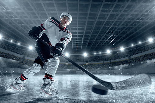 Jugador de hockey sobre hielo en arena de hielo profesional grande photo