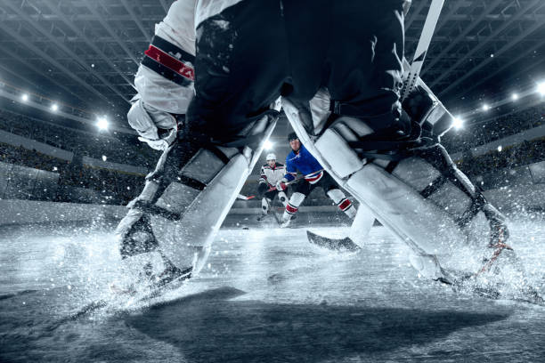 eishockey-spieler auf große professionelle eis-arena. blick von der hockey-tor - ice hockey hockey puck playing shooting at goal stock-fotos und bilder