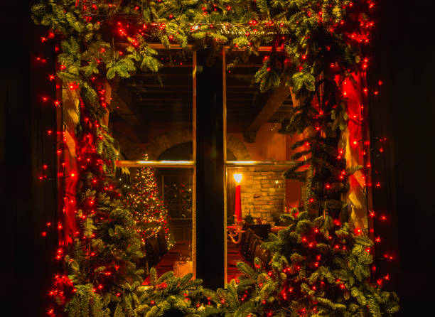 árvore de natal com lareira e vista através de uma janela de madeira de cabine - denmark house cottage rural scene - fotografias e filmes do acervo