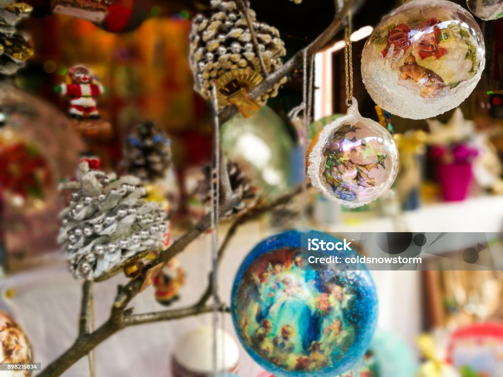手作りのクリスマス飾りとクリスマス マーケットで小売ディスプレイのクローズ アップ - お祝いのロイヤリティフリーストックフォト