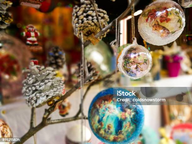 手作りのクリスマス飾りとクリスマス マーケットで小売ディスプレイのクローズ アップ - お祝いのストックフォトや画像を多数ご用意 - お祝い, ぬいぐるみ, アウトフォーカス
