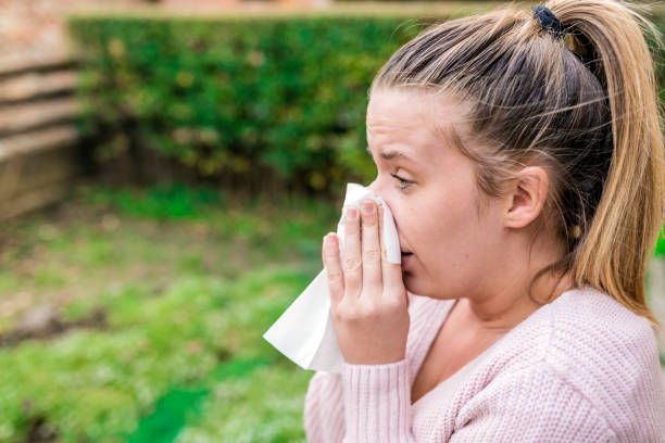 istock Female model makes a cure for the common cold on an autumn background. 898219680