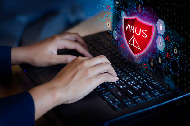 tryck på enter-knappen på tangentbordet datorn skyddande sköld virus rött utropstecken varning varning dator i mörkret med ordet virus - virus bildbanksfoton och bilder