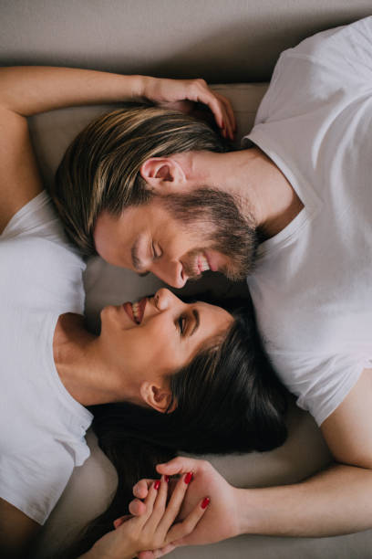Alto Ángulo Ver De Pareja Acostado En Una Cama Y Se Dirigió A Ellos Foto de stock y más banco de imágenes de Parejas - iStock Alto Ángulo Ver De Pareja Acostado En Una Cama Y Se Dirigió A Ellos Foto de stock y más banco de imágenes de Parejas - iStock