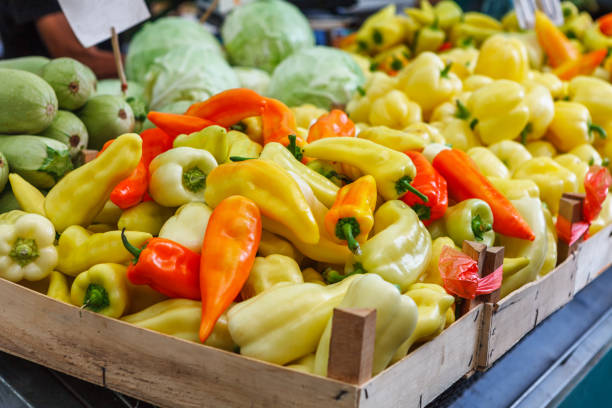 黄色オレンジ赤ピーマン パプリカ農家の市場で - pepper bell pepper market spice ストックフォトと画像