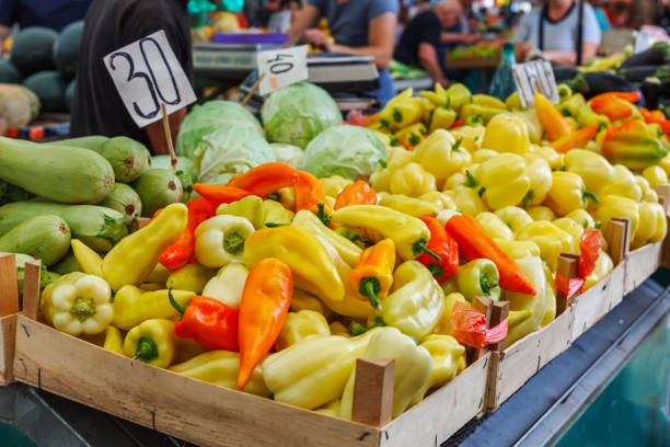 黄色オレンジ赤ピーマン パプリカ農家の市場で - pepper bell pepper market spice ストックフォトと画像