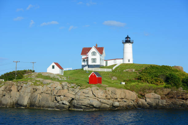 latarnia morska cape neddick w old york village zimą, maine, stany zjednoczone - york harbor zdjęcia i obrazy z banku zdjęć