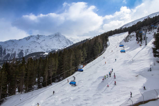 beatifull hang in den alpen - dolomites ski lift winter ski track stock-fotos und bilder