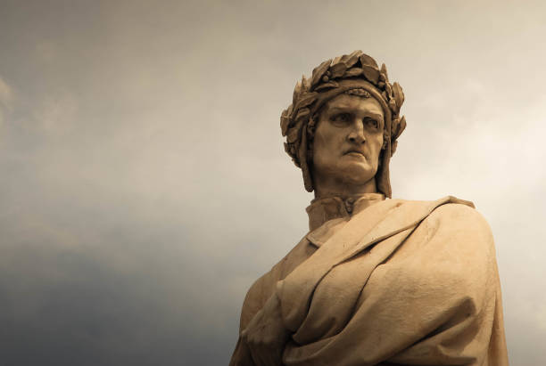 estátua de dante alighieri, na piazza santa croce, florença, itália. - alighieri - fotografias e filmes do acervo