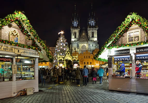 marché de noël à la place de vieille ville de prague dans la nuit, république tchèque - tyn church photos et images de collection