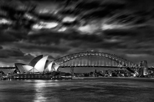 rbg op bri bleu mis bw - opera house sydney australia australia bay photos et images de collection