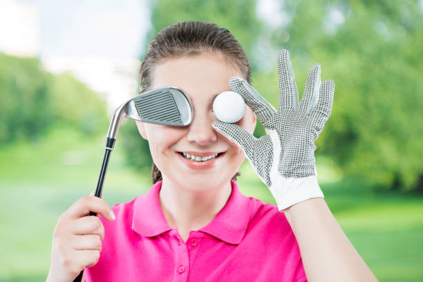 retrato engraçado dos golfistas felizes com uma bola de olho isolado em um fundo de campos de golfe - golf women pink ball - fotografias e filmes do acervo