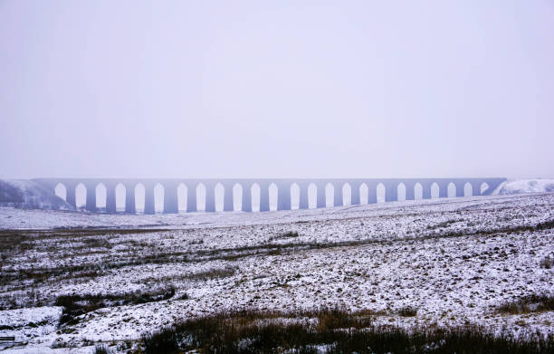 冬で ribblehead 高架橋 - wensleydale blue ストックフォトと画像