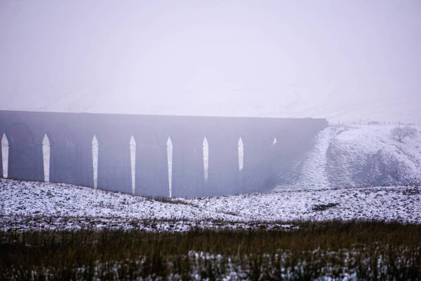 viaduc de ribblehead en hiver - wensleydale blue photos et images de collection