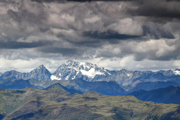 schneebedeckten hochgall / collalto peak unter dunklen wolken, hohe tauern - rieserfernergruppe stock-fotos und bilder