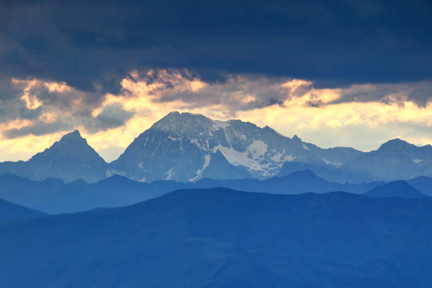 schneebedeckten hochgall / collalto peak in hohe tauern bei sonnenuntergang - rieserfernergruppe stock-fotos und bilder