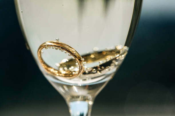Anneaux de mariage de coupe de champagne - Photo