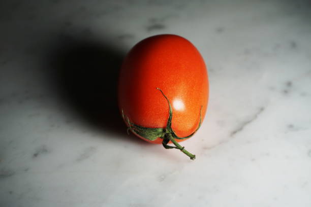 백색 대리석에 고립 된 토마토 - caprese salad heirloom tomato salad food 뉴스 사진 이미지