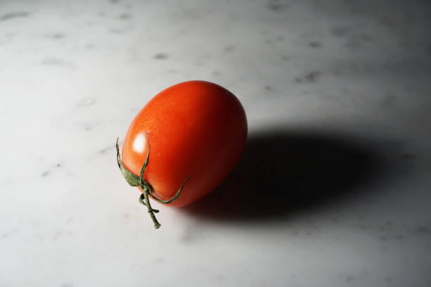 백색 대리석에 고립 된 토마토 - caprese salad heirloom tomato salad food 뉴스 사진 이미지