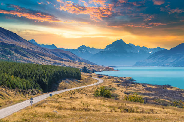 панорамный вид природного ландшафта на южном острове новая зеландия - autumn road landscape mountain стоковые фото и изображения